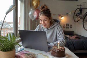 aux pays-bas, une étude de la ksa révèle qu'un compte de jeu sur dix ouvert par des jeunes de 18 ans est créé le jour même de leur anniversaire, soulignant une tendance importante parmi la jeunesse.