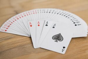 découvrez combien d'as se trouvent dans un jeu de 32 cartes et apprenez-en plus sur la composition de ce jeu traditionnel utilisé dans de nombreux jeux de cartes français.