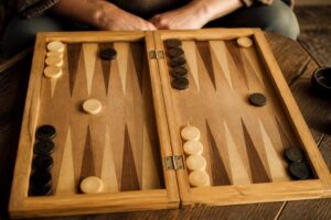 découvrez des stratégies efficaces pour optimiser le placement de vos pions au backgammon et augmenter vos chances de gagner.