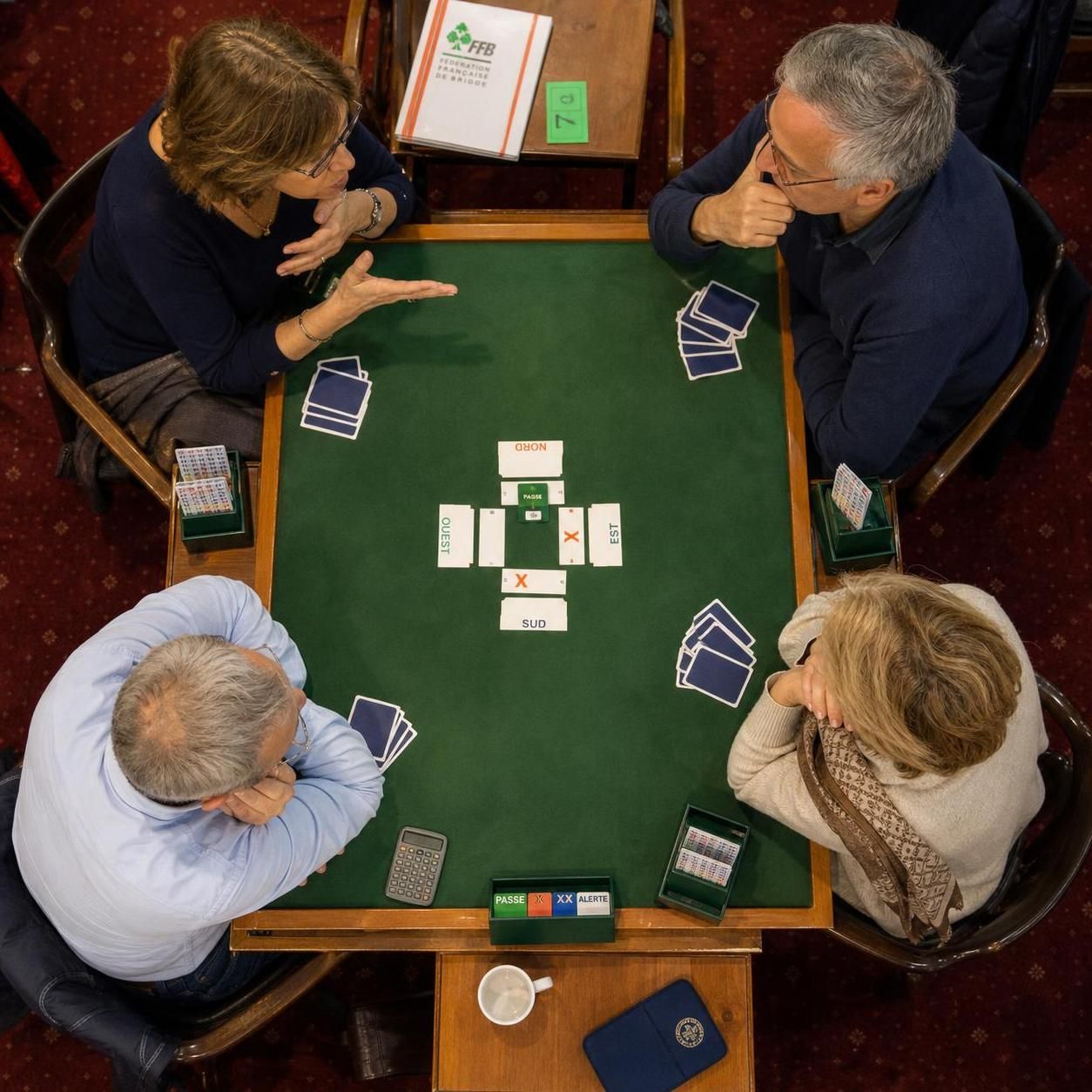 découvrez un guide complet pour débutants afin d'apprendre les enchères au bridge. maîtrisez les bases et améliorez votre jeu grâce à nos conseils simples et efficaces.