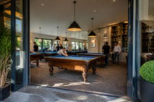 plongez dans l'univers convivial du billard club des olonnes. rejoignez-nous pour des parties passionnantes, des rencontres amicales et partagez votre passion du billard. les portes vous sont grandes ouvertes !